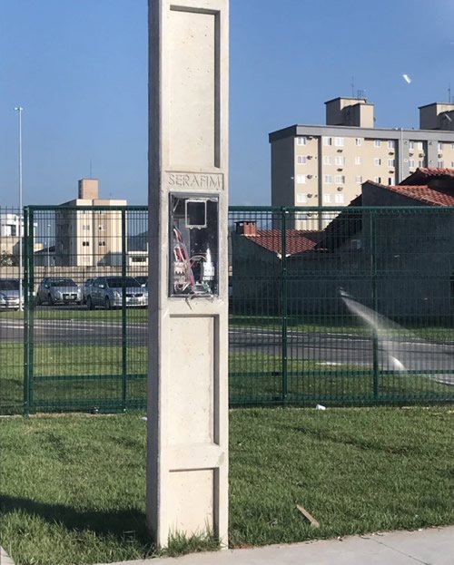 Postes com uma caixa monofasica